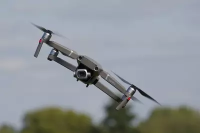 DJI Drohne Mavic 2 fliegt in der Luft